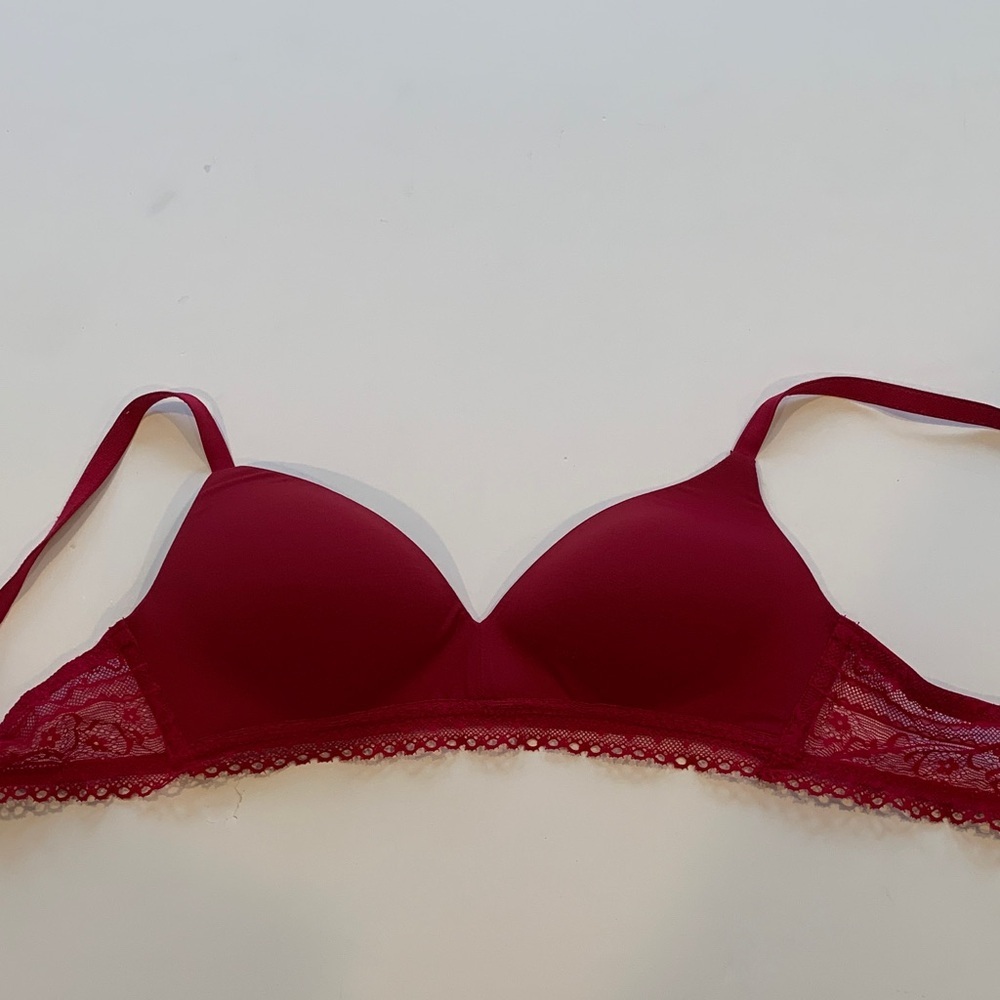 GapBody 32A Red Wireless Lace Lightly Padded Convertible Wire Free Bra